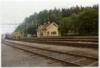 Hette före 1904-07-12  RÄMEN 
En- och enhalvvånings stationshus i trä. Väntsalen tillbyggdes 1936.
Stationshuset revs sommaren 1995.