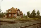 Station öppnad 1878,-01-02 lastplats från 1974-06-17. 1989-09-04 öppnades färjetrafik fr Hargshamn t Nystad, Finnland . Nuvarande stationshus uppfördes 1909 med två våningar i trä. Bangården utbyggdes 1915 och 1935 .Det tidigare stationshuset ändrades till boställshus för personal .