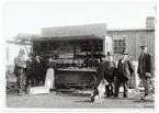 Luossavara skoaffär nere vid järnvägstippen vid Luossajokki år 1900. De 4 personerna trån höger sett heter Landström,Wiklander,Lundahl,Hagberg i efternamn.