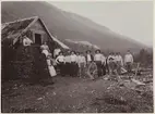 Torvbarack med kockor och rallare på riksgränsen 1900, Nuoljatunneln.