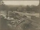 Dubbelspårsbanbyggnad Göteborg - Alingsås. Halva bron är färdig för trafik och den provisoriska bron demonteras bort. Norsesund år 1916.