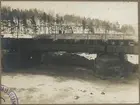 Dubbelspårsbanbyggnad Göteborg - Alingsås. Genomloppet igenfylles på den gamla bron över Säveån vid Norsesund, år 1916.