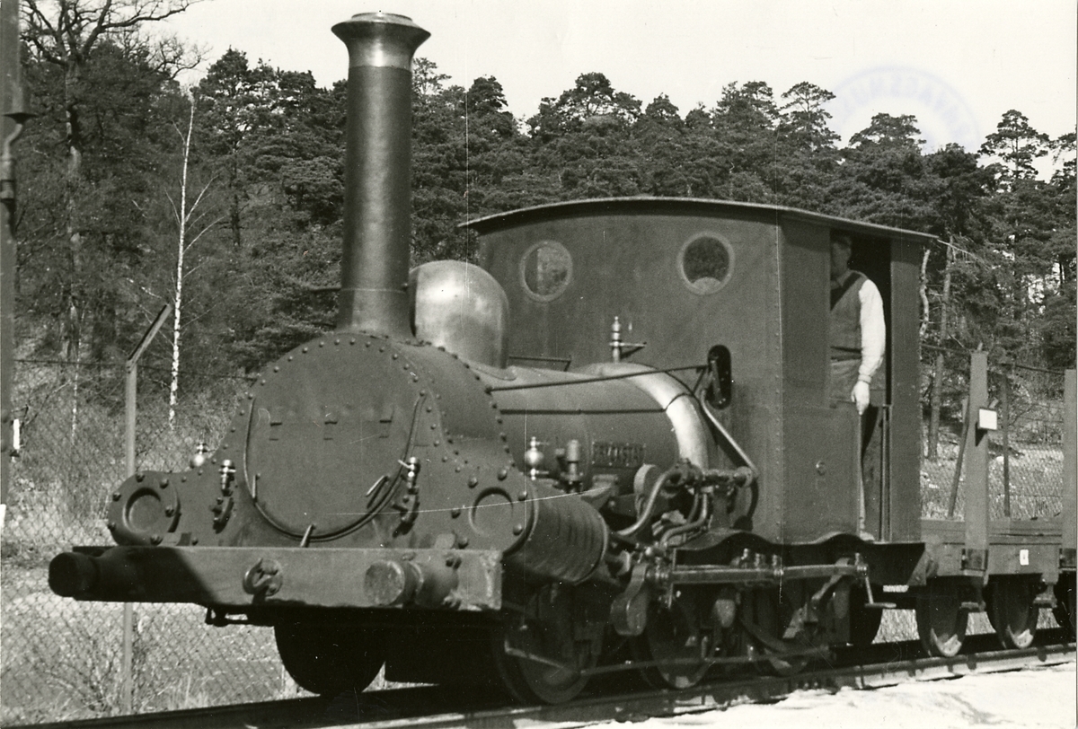 Ånglok, "Fryckstad", spårvidd 1101 mm (1099 mm enligt Katalog över Statens Järnvägars avdelning å Baltiska utställningen i Malmö 1914). Cylinderdiameter 230 mm. Slagets längd 395 mm. Sidoramar utanför hjulen bestående av plåtskodda ekplankor (Katalog över Statens Järnvägars avdelning å Baltiska utställningen i Malmö 1914).