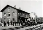 Personal vid Simrishamn station uppställda framför stationshuset.