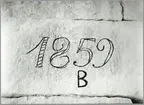 Årtalet 1859 och B inhugget i viadukt vid Tullinge station.