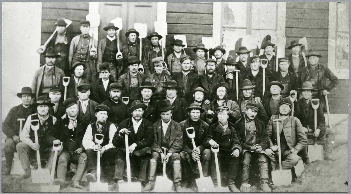 Gruppfoto av banarbetare på Bergslagernas Järnväg, BJ, vid Ställdalen.