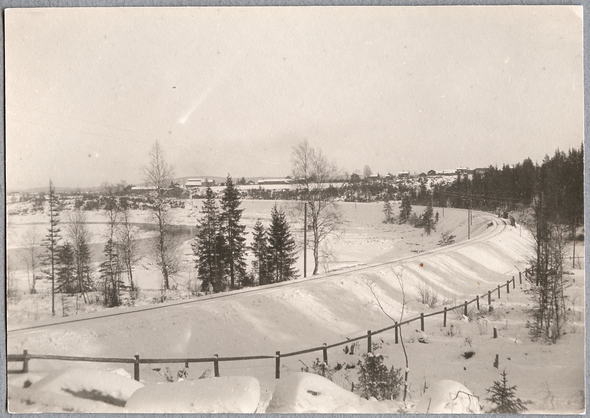 Banvall väster om Mockfjärd.