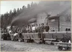 Gruståg med banbyggnadspersonal vid Brötjemarks station. Jönköping - Gripenbergs Järnväg, JGJ lok 3.