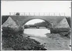 Järnvägsbro över Horrmundsvallen och vägbron i bakgrunden.