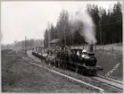 Gruståg med banarbetare under anläggandet av sträckan Ängelsberg - Vansbro. Här i närheten av Fagersta. SWB A2 7.