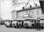 Bussar utanför Härnösand station vid invigningen av eldriften på sträckan Härnösand - Sollefteå - Långsele. S J Buss 2042, SJ Buss 2295