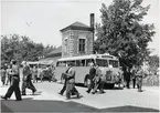 Vänersborgs Televerkstad. Järnvägstjänstemän anländer i Volvobussar tillhörandes GDG, Trafikförvaltningen Göteborg-Dalarne-Gävle.