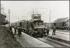 Lok nr 1 på provsträckan för elektriska försöksdriften vid Järva station.
Tillverkare Westinghouse Electric & Manufacturing Co i Pittsburg, USA.
Modellen var ett tvåaxligt ramverkslok med gjutna ramar enligt amerikansk standard för mindre likströmslok.
Båda axlarna var drivna och motorerna var tassmotorer.
Motorns moment överfördes till drivaxeln genom en ensidig kuggväxel.
Användes på banan mellan Stockholm - Tomteboda - Järva.
På Värtabanan hade loket framfört tåg med en högsta vikt av 160ton.