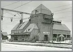 Abisko kombinerade stations- och transformatorhus.
Splitterskydden längs husväggarna sattes upp 1941. Den målade Svenska flaggan på stationstaket målades 1940 och målades över 1945.