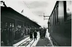 På bilden ses bland andra Trafikchef Clas Pallin ståendes på spåret på Karlstad Central, i samband med det första eldrivna loket.