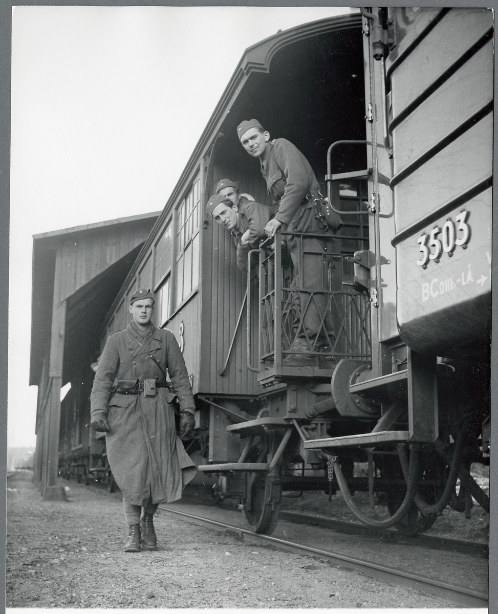 Militärtransport på linjen mellan Nässjö - Falköping. Statens Järnvägar, SJ BCo11b 3503.