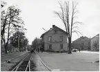 Hjo buss och järnvägsstation.
Persontrafiken lades ner 28 maj 1961.
Bandelen lades ner 1 sep 1967.