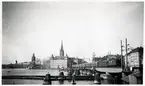 Tåg 97 passerar över södra järnvägsbron på sträckan mellan Riddarholmen och Mälarstrand 1938.
