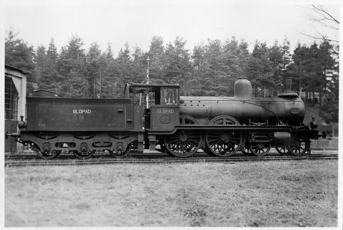 Ånglok Cc 404, tender litt C nr 404.
Tillv. nr. NH 323.
Ångloket är aldrig ombyggt, men ommålat med senare färger 1987.