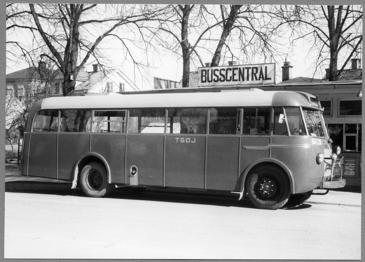 Trafikaktiebolaget Grängesberg - Oxelösunds Järnväg, TGOJ. Scania-Vabis buss vid busscentralen.