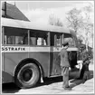Busschaufför utanför buss. Köping-Uttersberg-Riddarhyttan, KURJ.