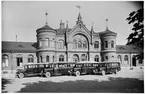 Bussar uppställda framför Borås Centralstation. Varberg-Borås-Herrljunga Järnväg, VBHJ.