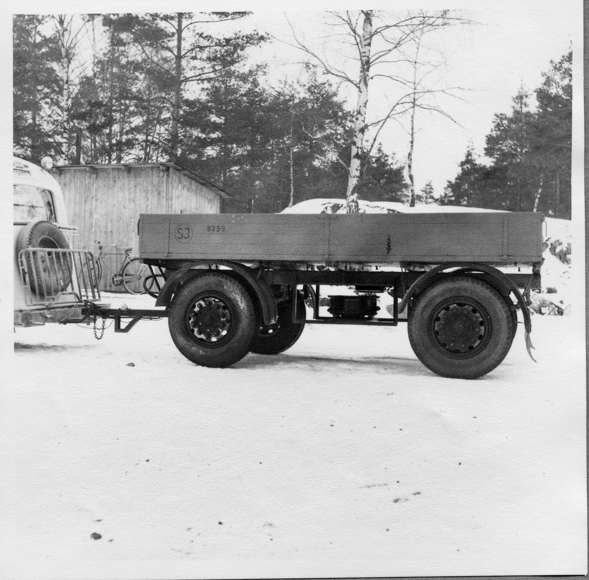 Statens Järnvägar, SJ släpvagn 8239 dras av en buss.