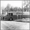 Bollnäs biblioteks bokbuss står uppställd vid en hållplats. Troligen Hertsjö.