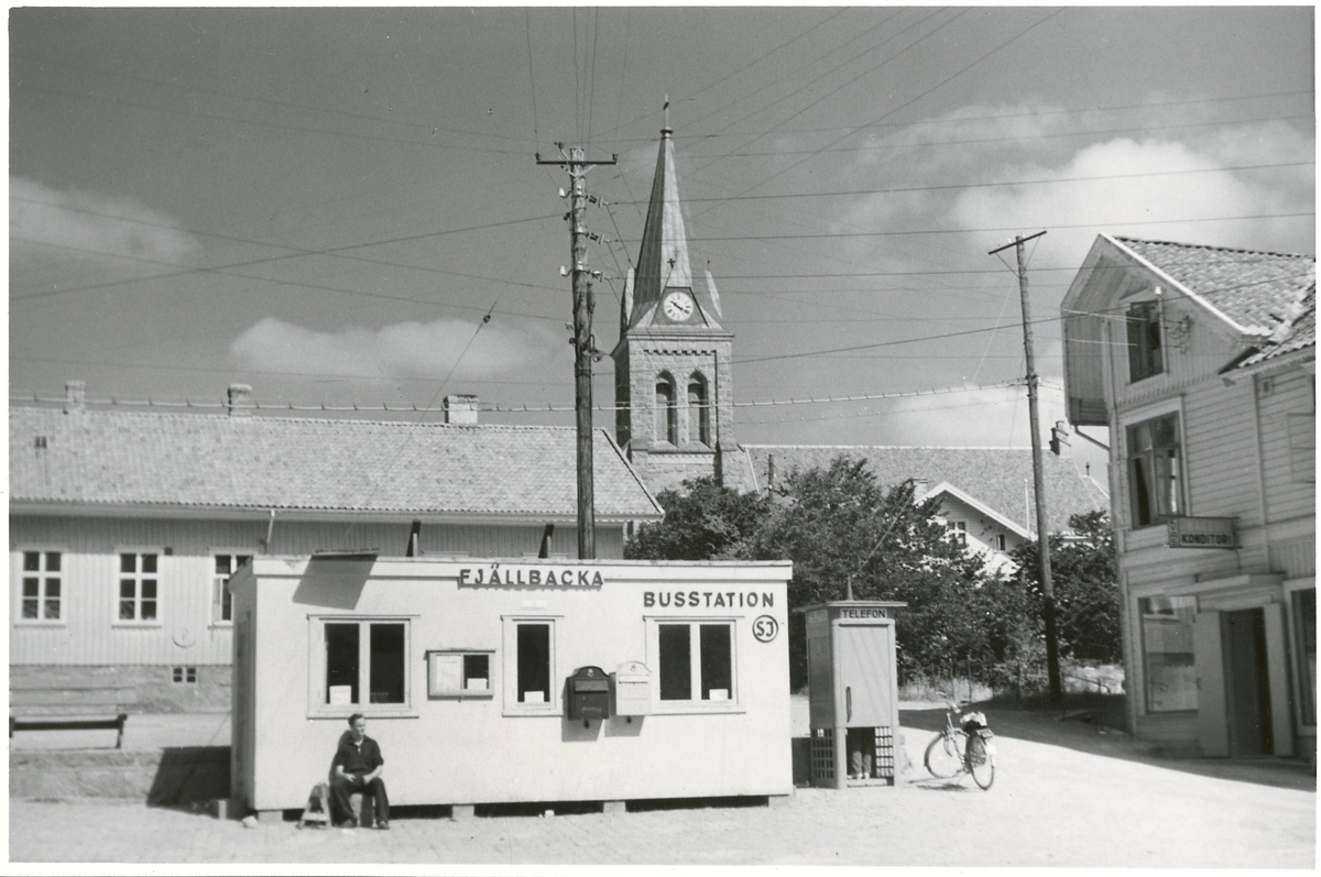 Busstationen i Fjällbacka med kyrkan i bakgrunden.