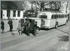 Statens Järnvägar, SJ landsvägsbuss i Löderup. Post- och godsutdelning.