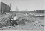Uppröjningsarbete efter översvämning i Dalälven vid Oxberg 1942.