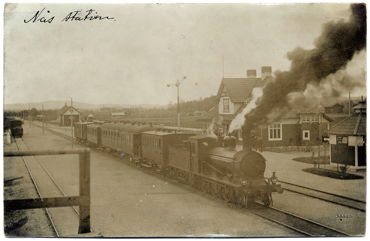 Nås station. Stockholm - Västerås - Bergslagens järnvägars  ånglok SWB L 47.