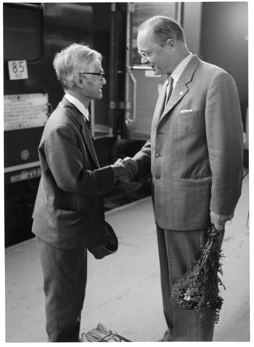 Doktor T. Kagawa anländer till Stockholm Centralstation.