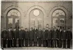 Gruppfoto av personal utanför Laxå stationshus 1882.