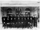 Gruppfoto av personal utanför Laxå stationshus.