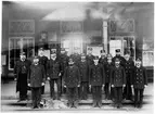 Stationsinspektor Carl Gustaf Hellström med personal vid Liljeholmens station omkring 1890.