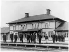 Stationsinspektor Carl Johan Johanson med personal i Ljusdal.