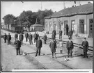 Stockholm Södra station omkring åren 1898-1900. I främre raden från vänster: Förste stationsskrivare T Reuter, underinspektör Lundgren, förste stationsskrivare Bendix, expeditionsföreståndare Svensson och stationsinspektor G Carlsson.