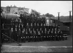 Gruppfoto på stationspersonalen vid lokstallarna i Tomteboda. Statens Järnvägar, SJ A 1014.