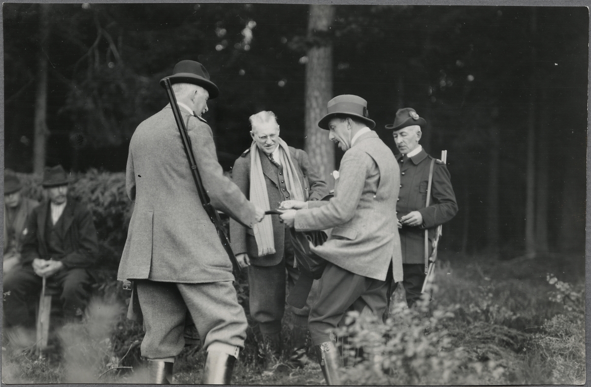Kung Alfons XIII och Kung Gustaf V under älgakten.