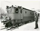 Trafikaktiebolaget GrängesbergOxelösunds Järnvägar, TGOJ Bt 302.

Ellok och personal vid station.