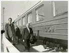 Direktör Waldenström och man vid Trafikaktiebolaget GrängesbergOxelösunds Järnvägar, TGOJ vagn.