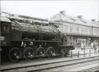 Tåget, med Trafikaktiebolaget Grängesberg - Oxelösunds Järnvägar, TGOJ M3t 71 i täten, gör uppehåll på Eskilstuna Centralstation.