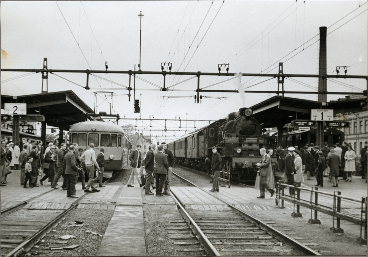 Trafikaktiebolaget Grängesberg - Oxelösunds Järnvägar, TGOJ M3t 71, gör uppehåll på Eskilstuna Centralstation. Bredvid står TGOJ Yoa202.