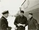 Emil Klerhult platsföreståndare vid stationen i Vrena, lokförare Evert Ahlin och medarbetaren vid stationen Uno Larsson. Elloket bakom är Trafikaktiebolaget Grängesberg - Oxelösunds Järnvägar, TGOJ Bt 307.