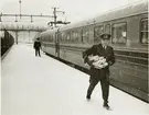 Emil Klerhult, platsföreståndare vid stationen i Vrena, möter motorvagnståg från Eskilstuna.