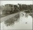 Påfyllning av makadamm utmed banan mellan Nyköping och Oxelösund 1960.