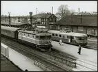 Statens Järnvägar, SJ Rb 1005 och Trafikaktiebolaget Grängesberg - Oxelösunds Järnvägar, TGOJ motorvagnståg Yoa202 som senare fick beteckningen X21vid stationen i Flen maj 1964.