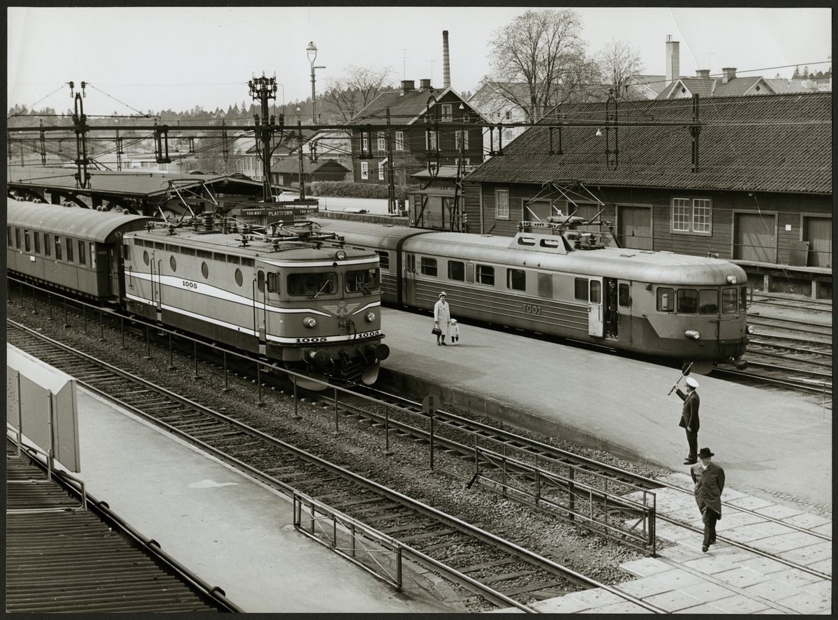 Statens Järnvägar, SJ Rb 1005 och Trafikaktiebolaget Grängesberg - Oxelösunds Järnvägar, TGOJ motorvagnståg vid stationen i Flen maj 1964.