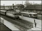 Statens Järnvägar, SJ Rb 1005 och Trafikaktiebolaget Grängesberg - Oxelösunds Järnvägar, TGOJ motorvagnståg Yoa202 som senare fick beteckningen X21 vid stationen i Flen maj 1964.